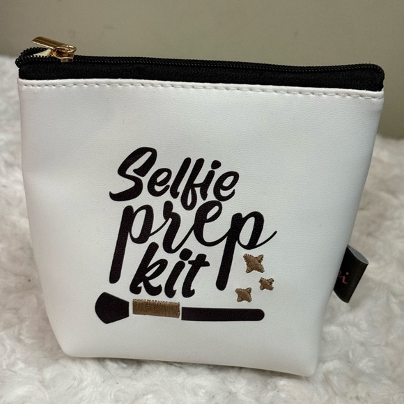 White Selfie Prep Kit Pouch NEW - Picture 2 of 3